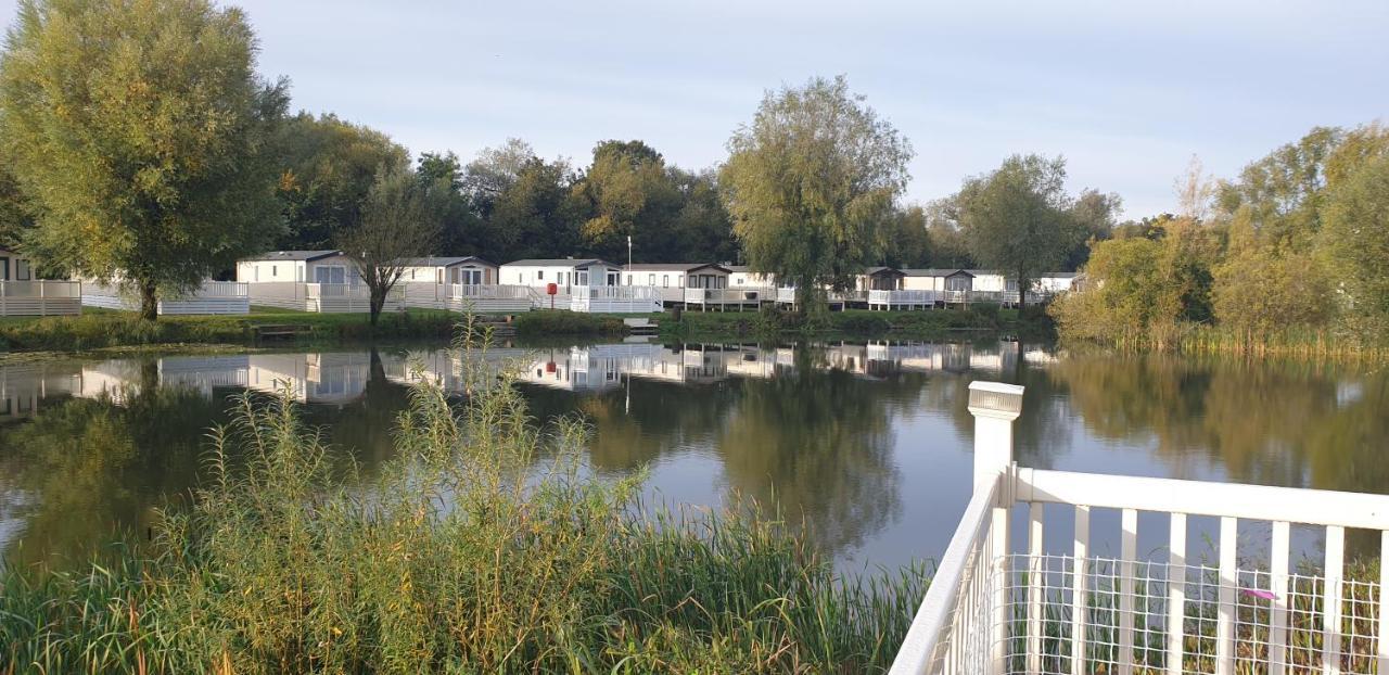 Lakeside Cotswold Holiday Home Сайренстер Экстерьер фото