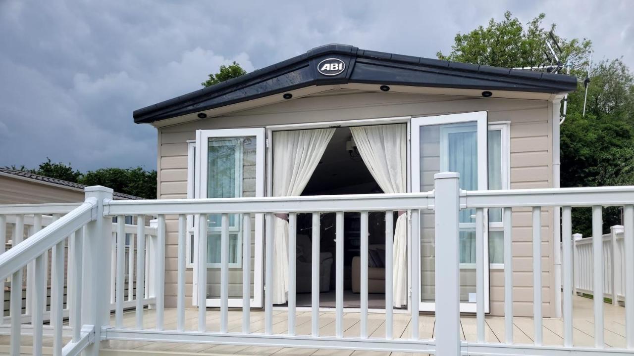 Lakeside Cotswold Holiday Home Сайренстер Экстерьер фото