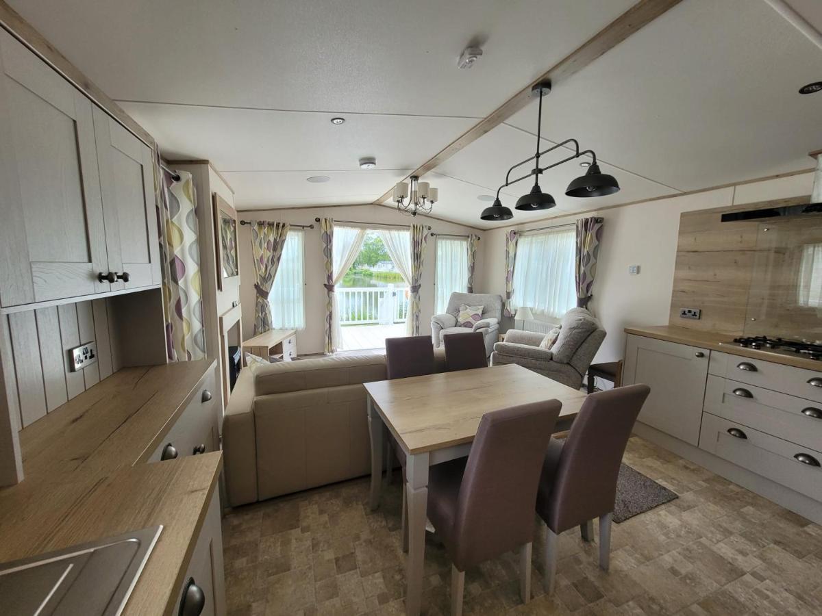 Lakeside Cotswold Holiday Home Сайренстер Экстерьер фото