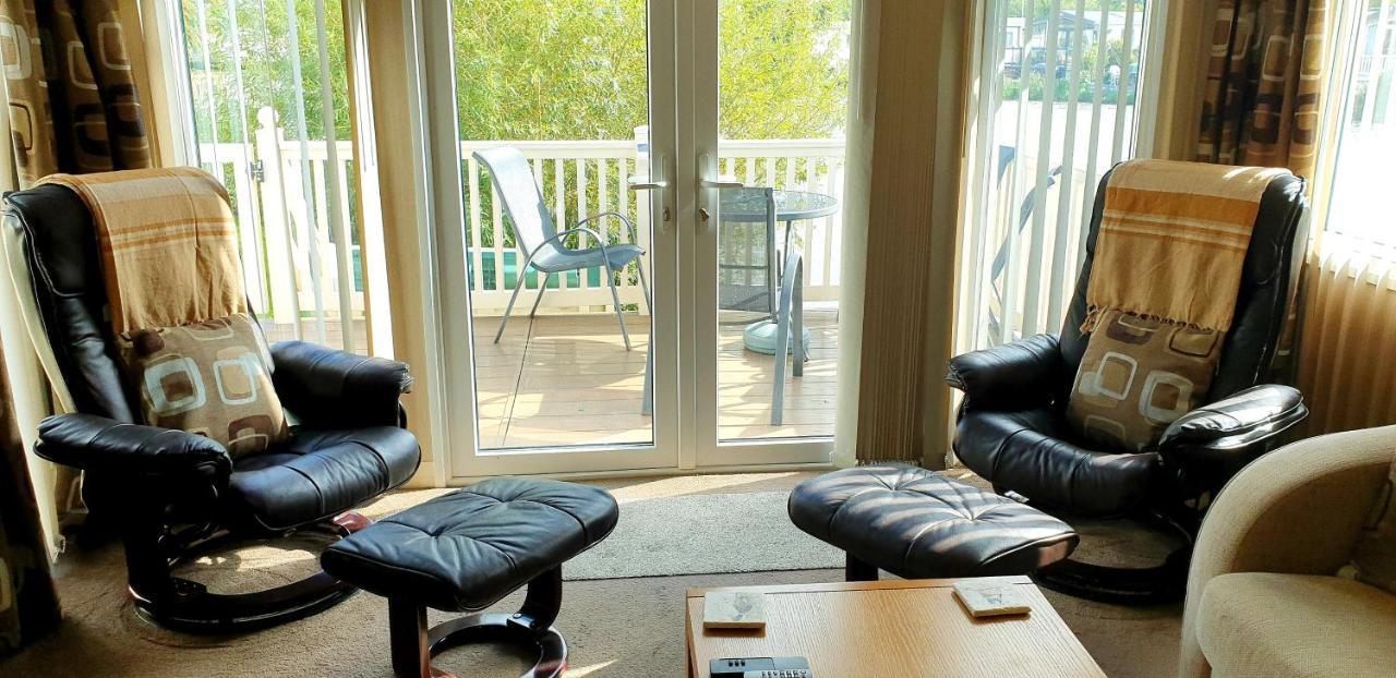 Lakeside Cotswold Holiday Home Сайренстер Экстерьер фото