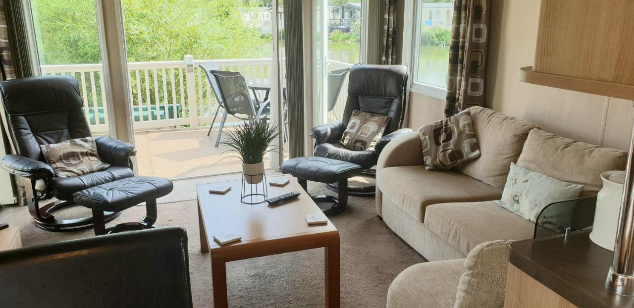 Lakeside Cotswold Holiday Home Сайренстер Экстерьер фото