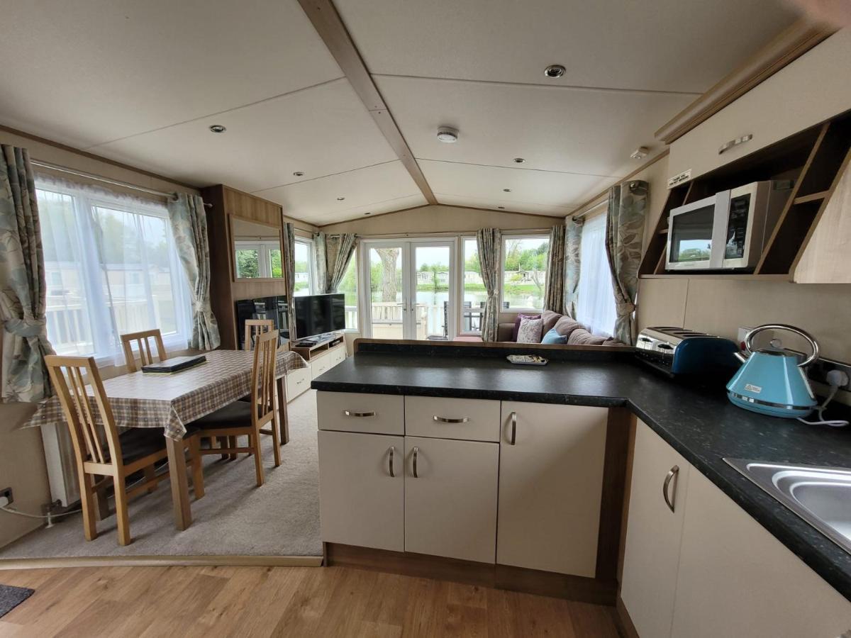 Lakeside Cotswold Holiday Home Сайренстер Экстерьер фото
