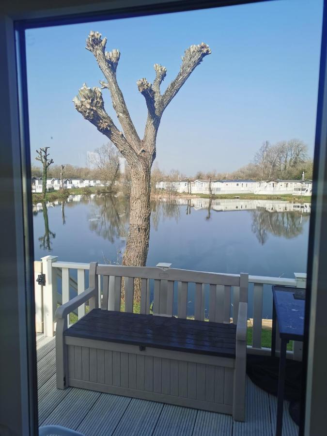 Lakeside Cotswold Holiday Home Сайренстер Экстерьер фото