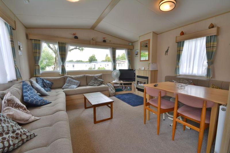 Lakeside Cotswold Holiday Home Сайренстер Экстерьер фото