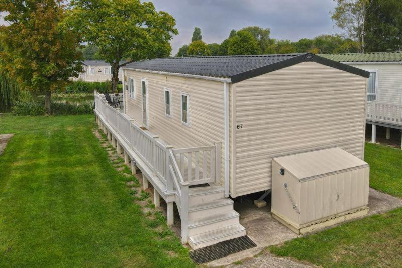 Lakeside Cotswold Holiday Home Сайренстер Экстерьер фото