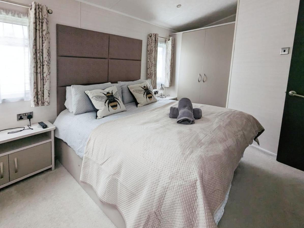 Lakeside Cotswold Holiday Home Сайренстер Экстерьер фото