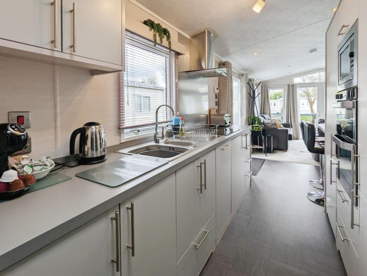 Lakeside Cotswold Holiday Home Сайренстер Экстерьер фото
