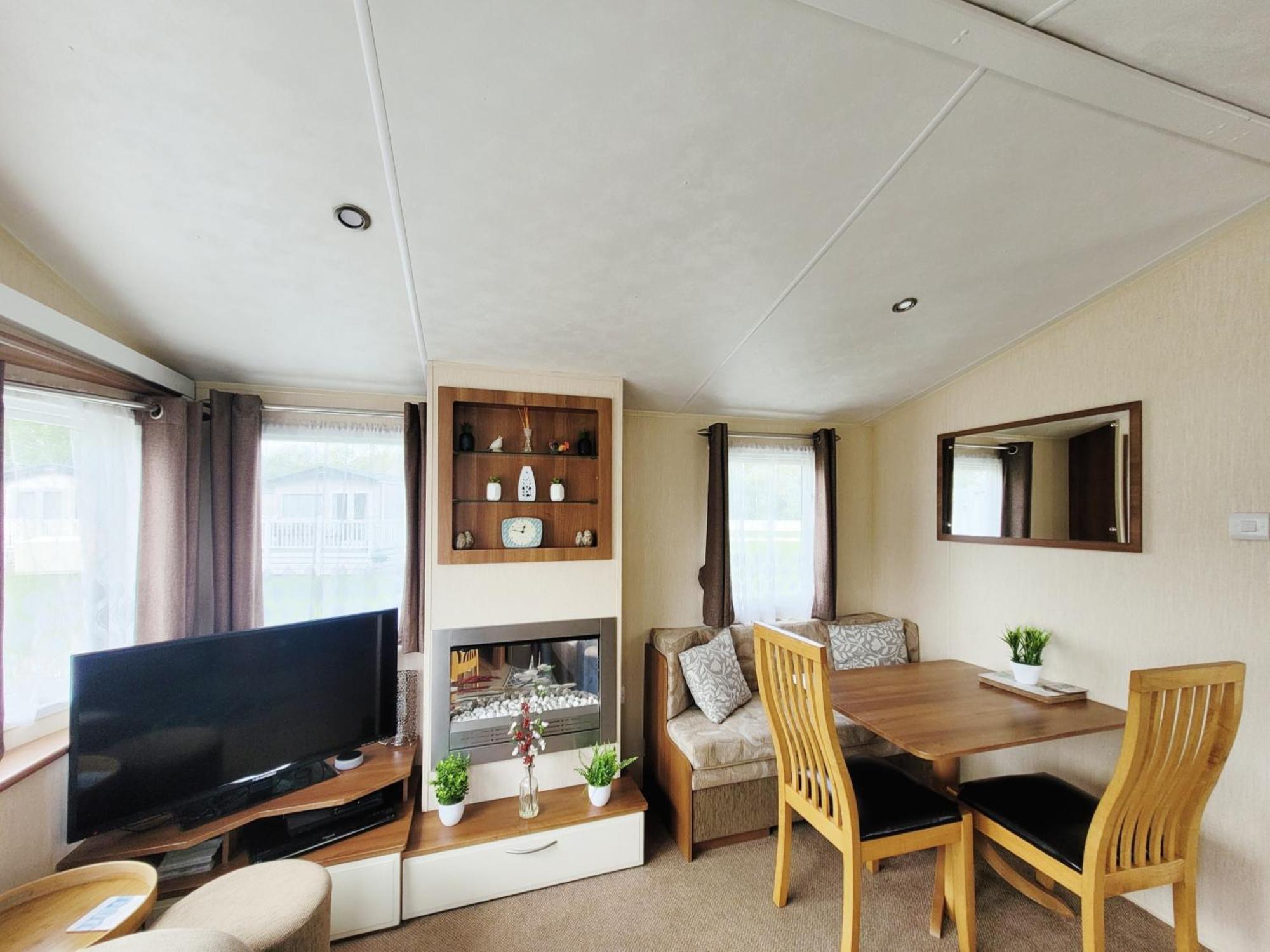 Lakeside Cotswold Holiday Home Сайренстер Экстерьер фото