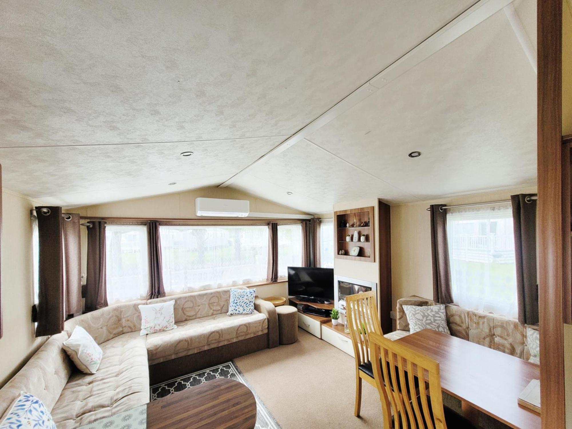 Lakeside Cotswold Holiday Home Сайренстер Экстерьер фото