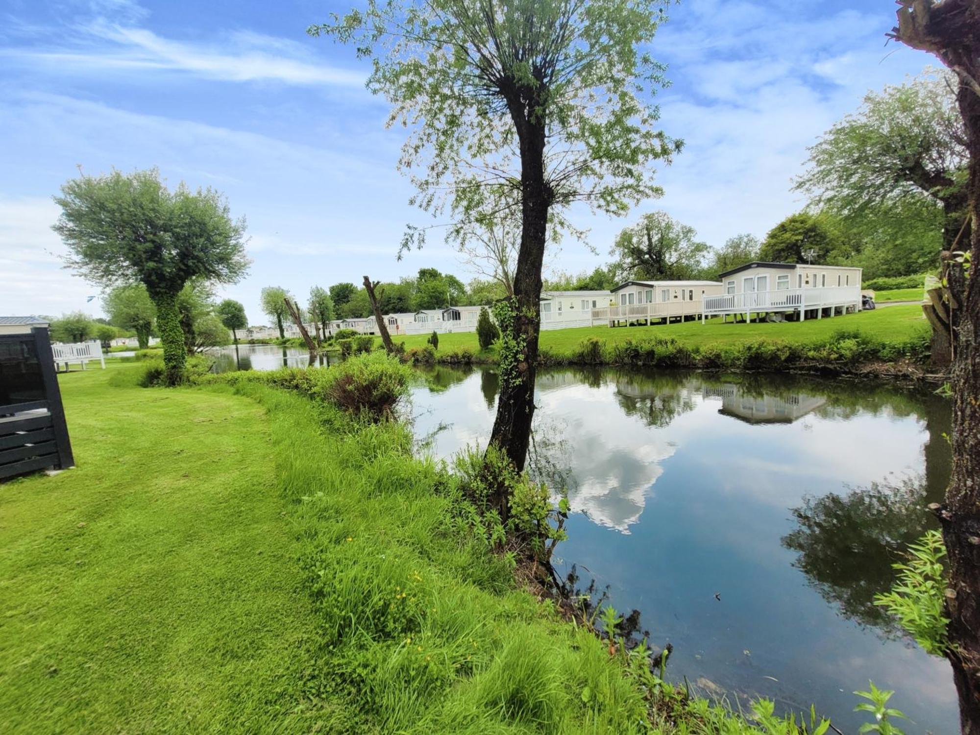 Lakeside Cotswold Holiday Home Сайренстер Экстерьер фото